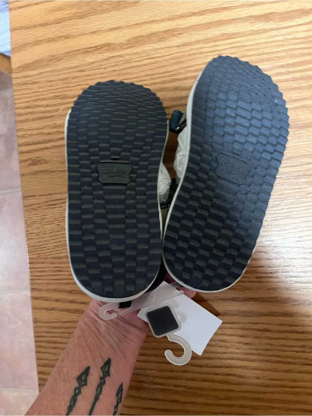 NEW  BOYS OSHKOSH WASHABLE HORCHATA SANDALS SIZE 1